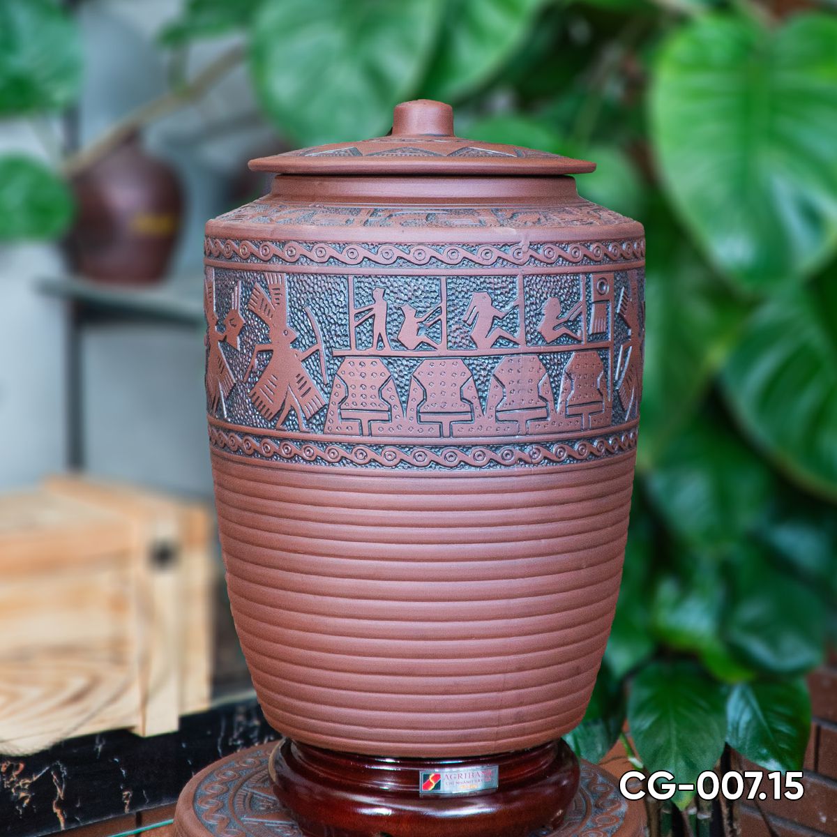 Chum sành Đông Sơn vẽ nổi